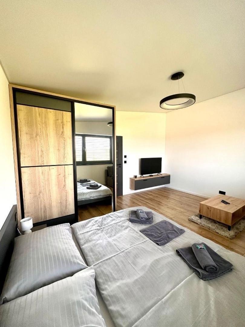 Luxury Apartments Maly Slavkov Eksteriør bilde